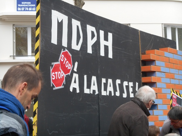 Le mur de l'APF devant le ministère de la santé. 