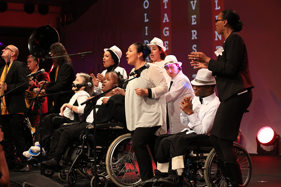 Des chanteurs chanteuses et musiciens en situation de handicaps sur la scène 