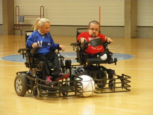 Football en fauteuil électrique avec un gros ballon