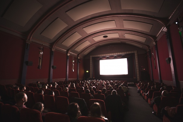 Des spectateurs dans une salle de cinéma