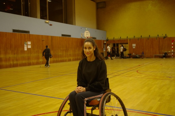 Rizlène Belmahdi avant le match de basket fauteuil